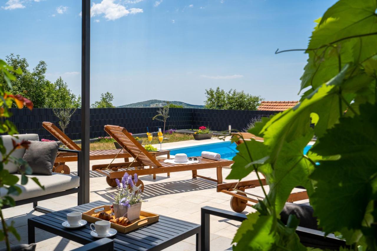 Villa Terra With Heated Pool Марина Екстериор снимка